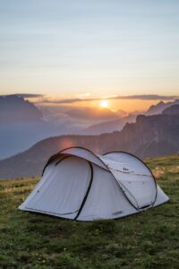 tente en haut d'une montagne